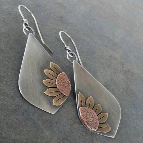 None Jewelry - Elegant Silver and Gold Floral Earrings
